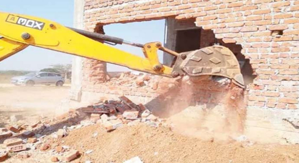 రేణిగుంటలో అక్రమ షెడ్ల కూల్చివేత దృశ్యం